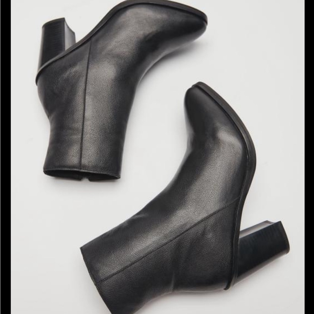 Urban Outfitters Maya Block Heel Side Zip Pebbled Black Leather Booties Size 8